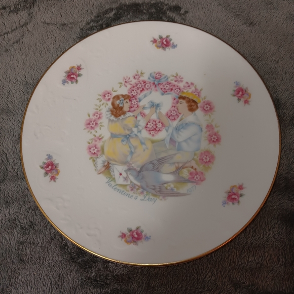 Vintage 1976 & 1977 Royal Doulton Valentine's Day Collector Plates - Picture 7 of 12